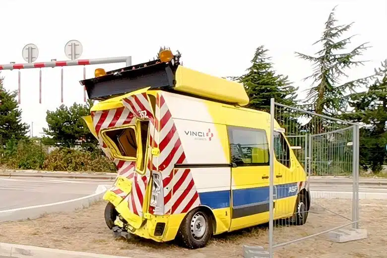 Un véhicule de patrouille accidenté.