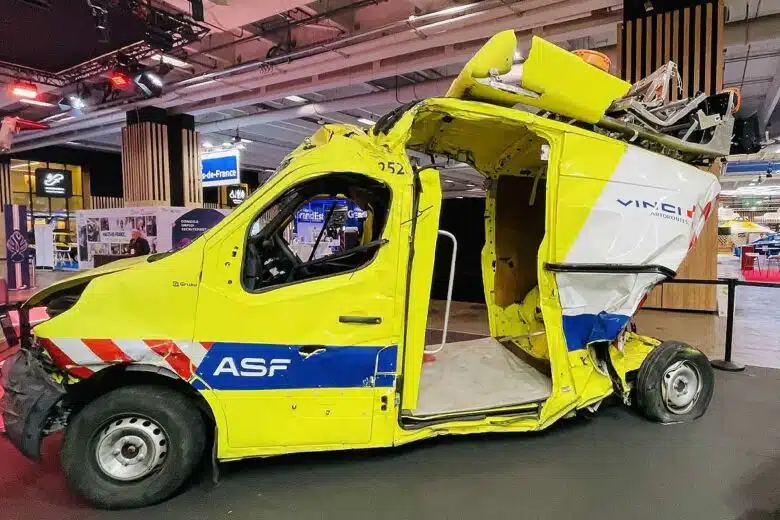 Un véhicule de patrouille détruit.