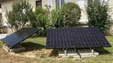 Des panneaux équipés d'un suiveur solaire.