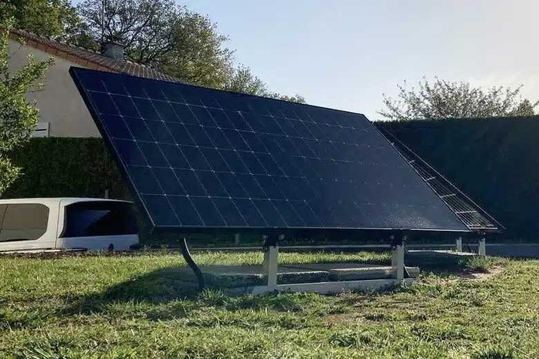 Un panneau solaire avec tracker.