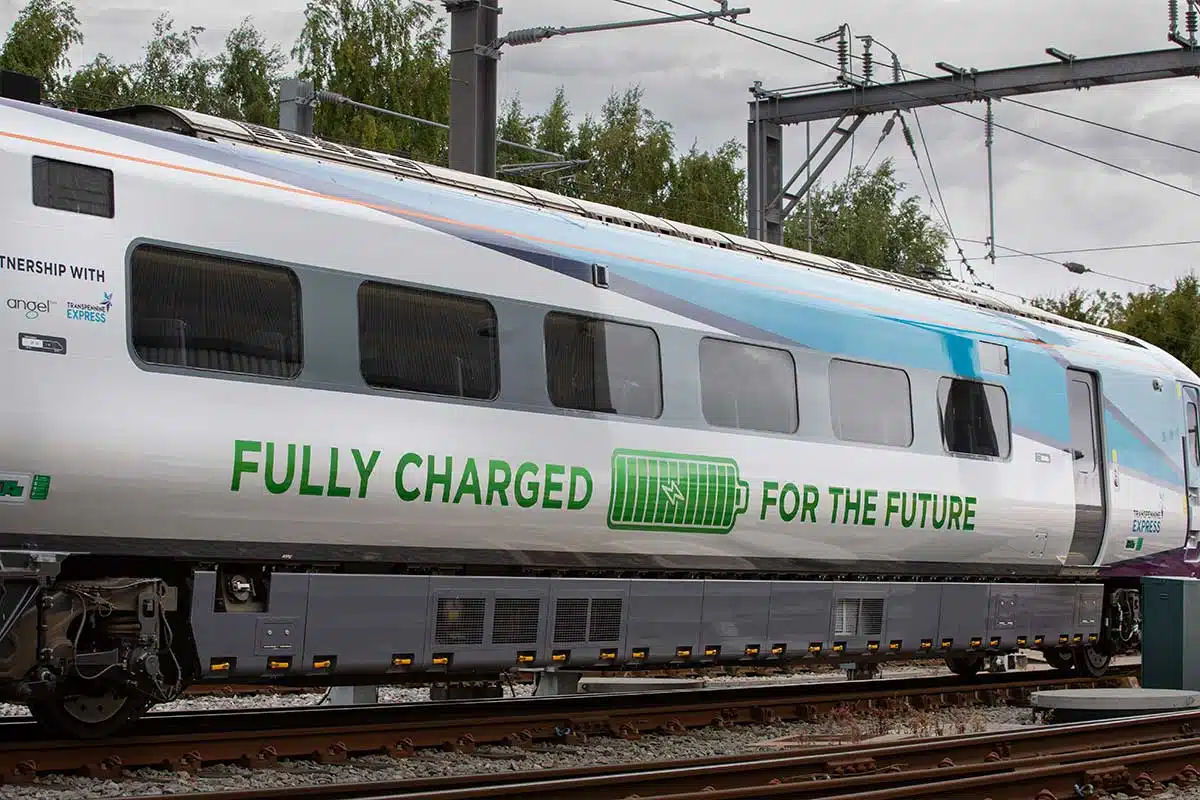 Un train électrique fonctionnant avec des batteries.