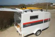 Une mini caravane avec un grand haillon arrière.