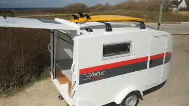 Une mini caravane avec un grand haillon arrière.