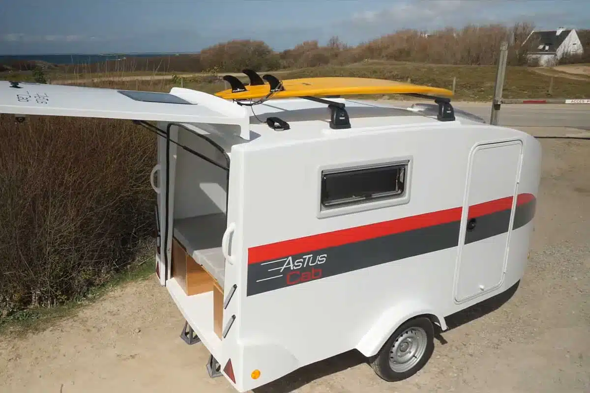 Une mini caravane avec un grand haillon arrière.