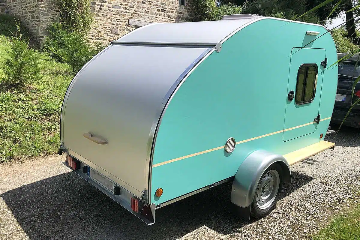 Une mini caravane teardrop.