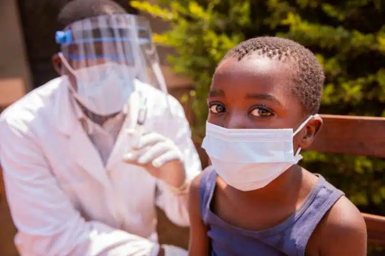 Un enfant se faisant vacciner.