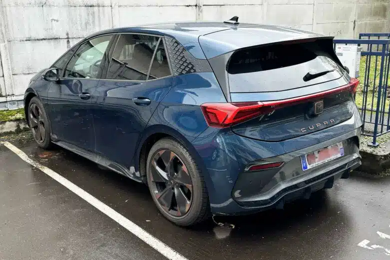 Un véhicule électrique sur une place de parking.