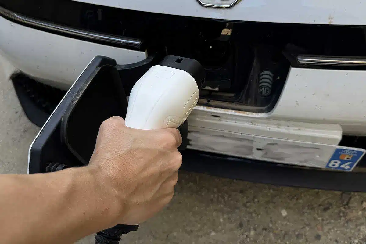 Branchement d'une voiture électrique à domicile.