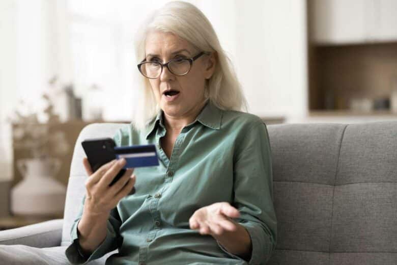 Une femme stupéfaite devant son application bancaire.