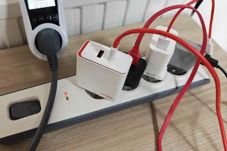 Une multiprise avec de nombreux chargeurs branchés.