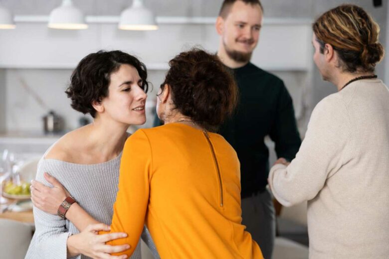 Deux femmes se font la bise.