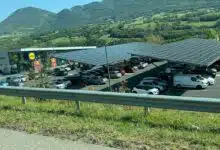 Un parking doté d'ombrières solaires.