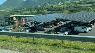 Un parking doté d'ombrières solaires.