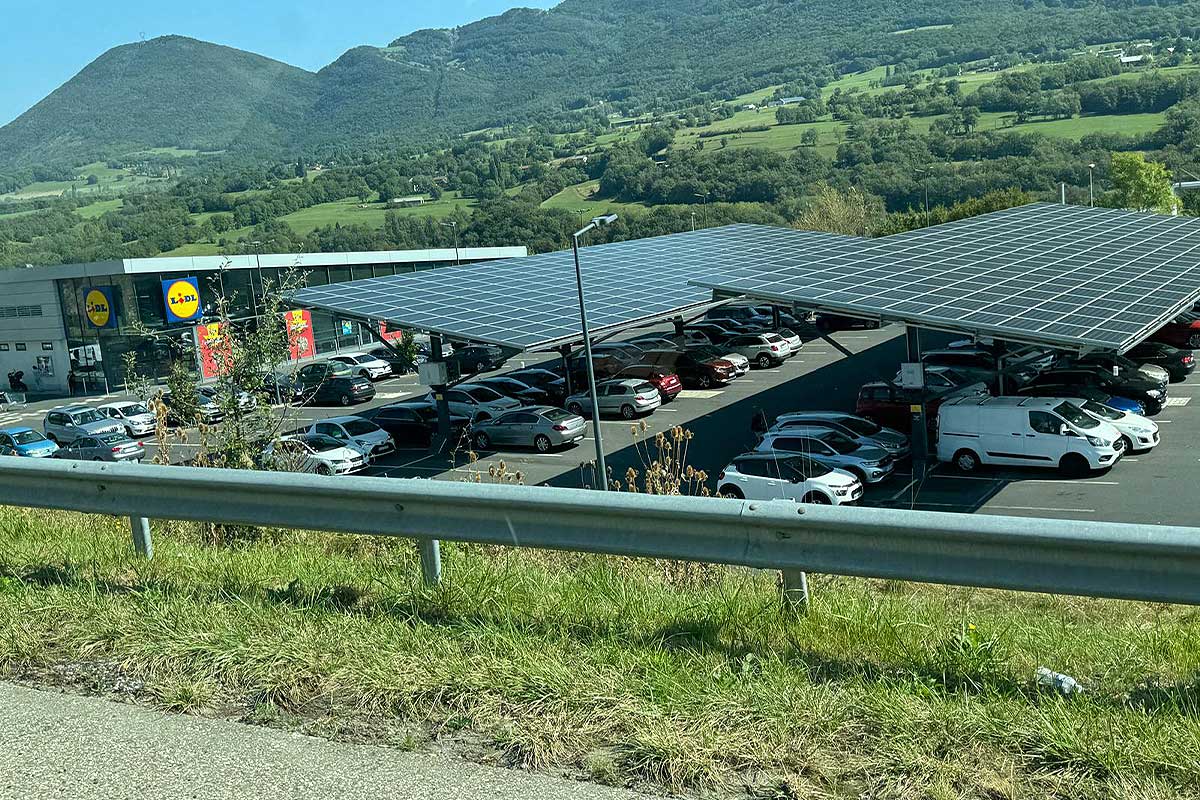 Un parking doté d'ombrières solaires.