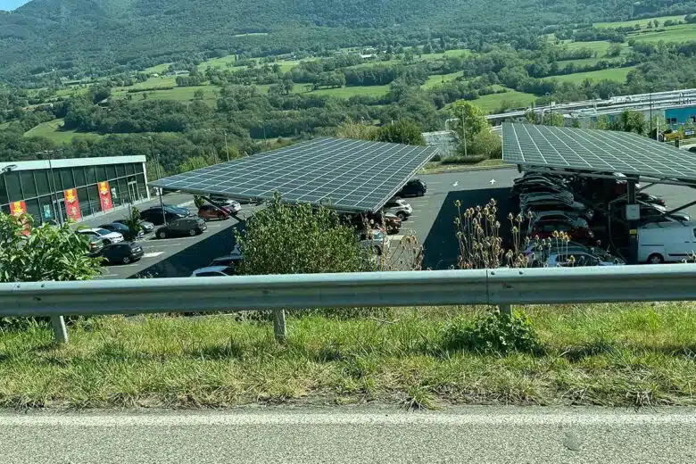 Des ombrières photovoltaïques sur un parking.