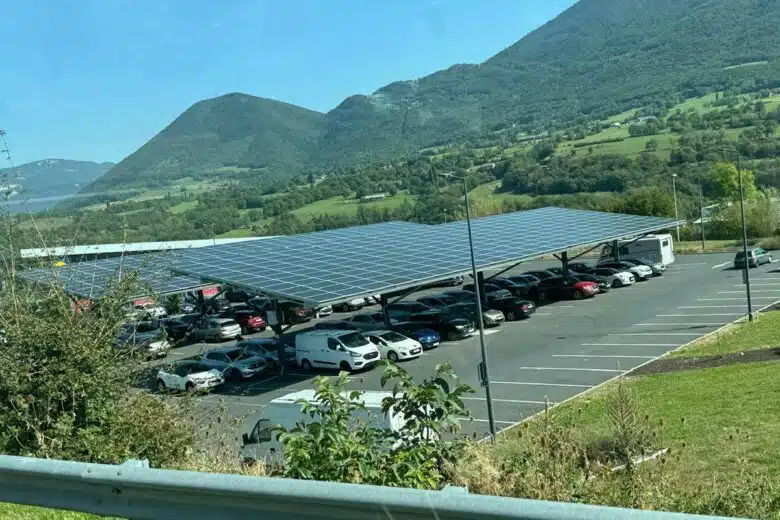 Un parking de grande surface avec des ombrières.