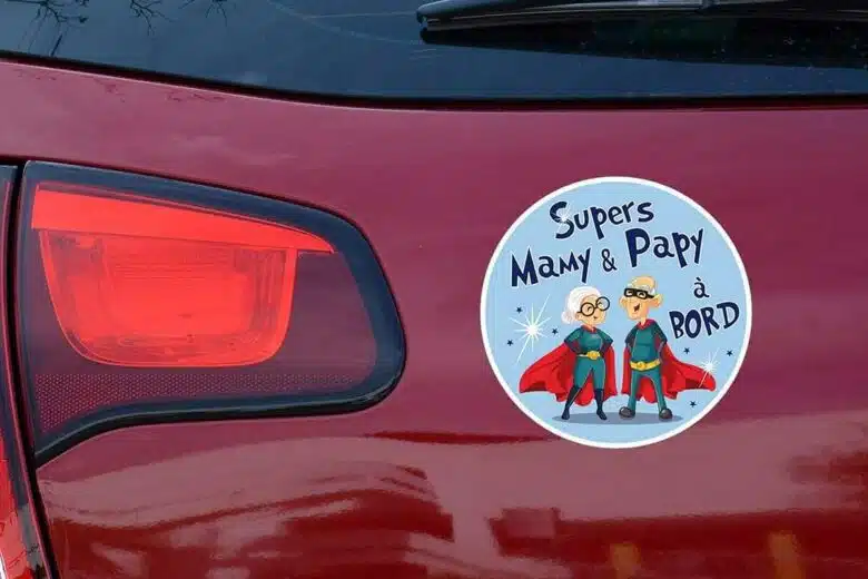 Un macaron supers mamy et papy sur une voiture.