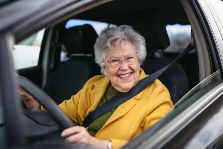 Une personne âgée au volant.