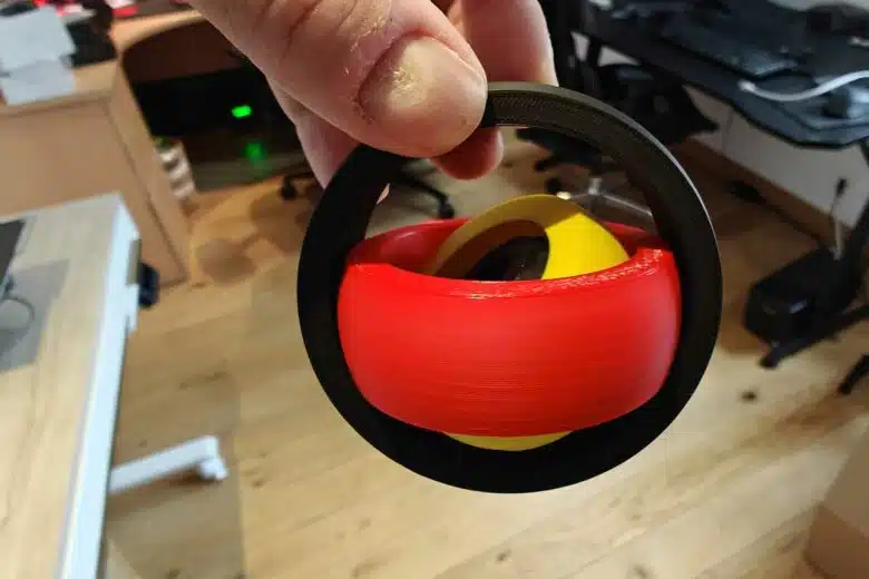 Test d'une pièce mobile en trois couleurs (noir, rouge et jaune).