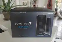 Le carton d'emballage du Orbi Série 970 – Système Mesh WiFi 7 Quad-Band, Noir, 27 Gbit/s, (Lot de 2).