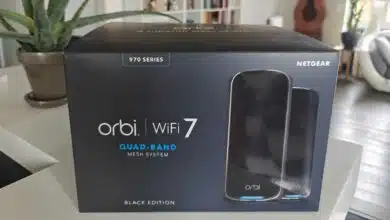 Le carton d'emballage du Orbi Série 970 – Système Mesh WiFi 7 Quad-Band, Noir, 27 Gbit/s, (Lot de 2).