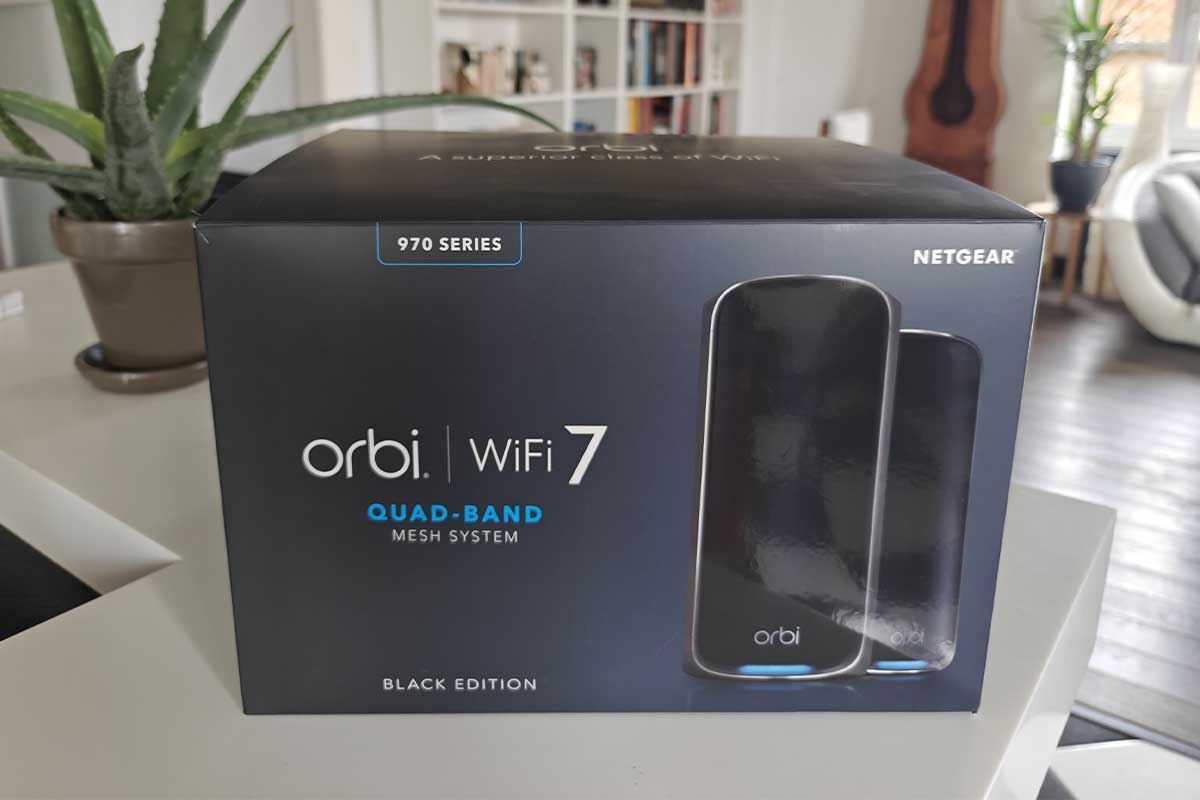 Le carton d'emballage du Orbi Série 970 – Système Mesh WiFi 7 Quad-Band, Noir, 27 Gbit/s, (Lot de 2).