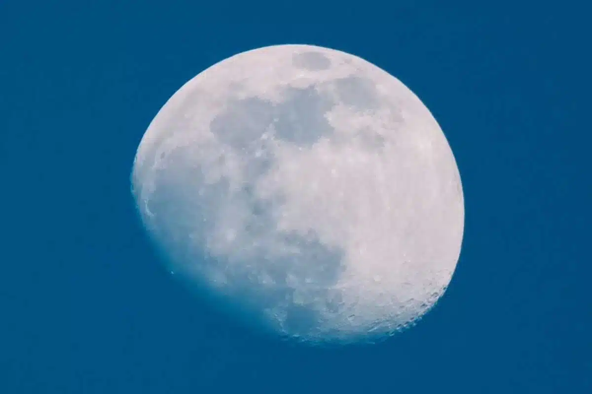 Le satellite de la Terre, la Lune.