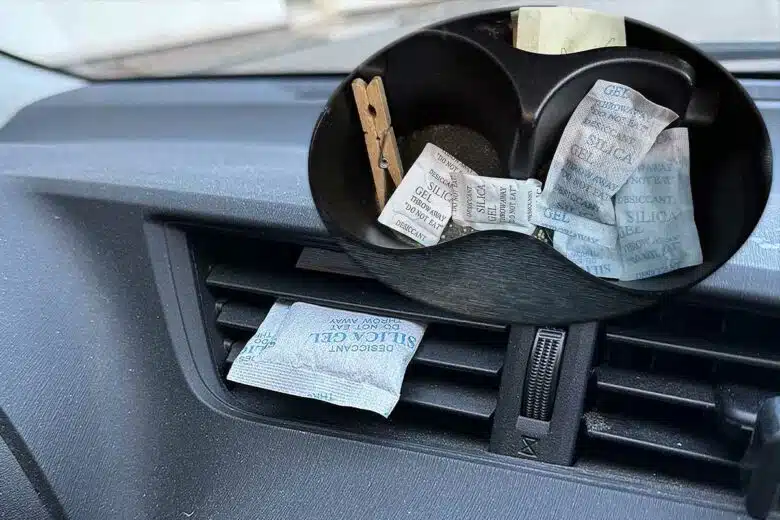 Des sachets de silice dans la voiture.