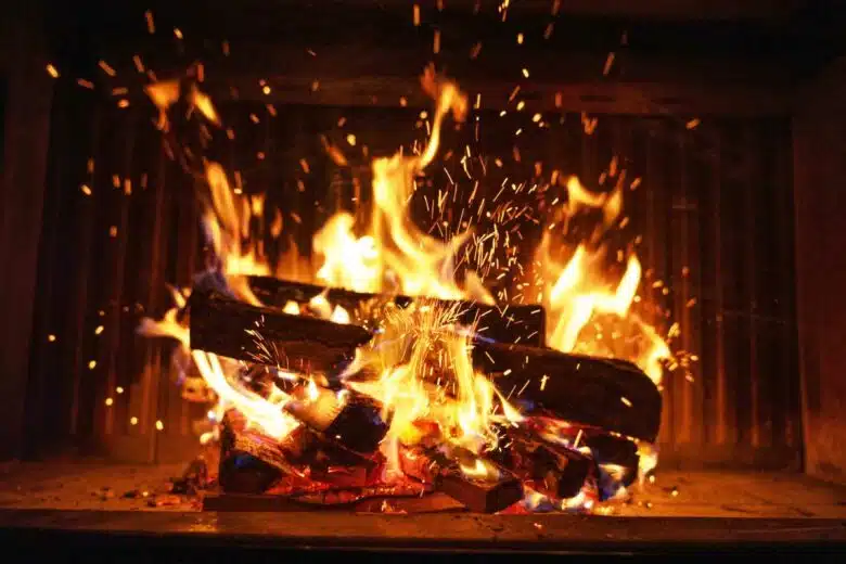 Un feu de bois dans une cheminée.