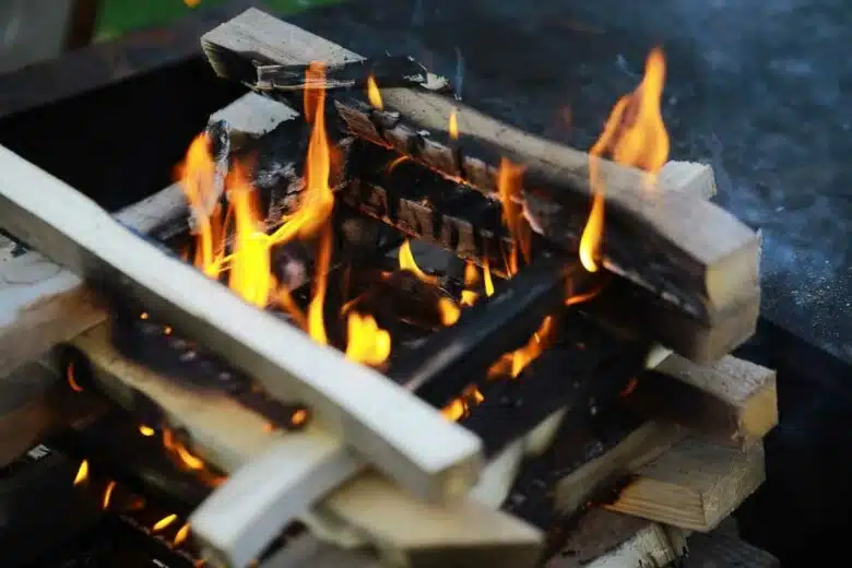 Un allumage de feu de bois.