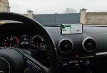 Une voiture avec un téléphone servant de GPS.