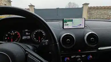 Une voiture avec un téléphone servant de GPS.