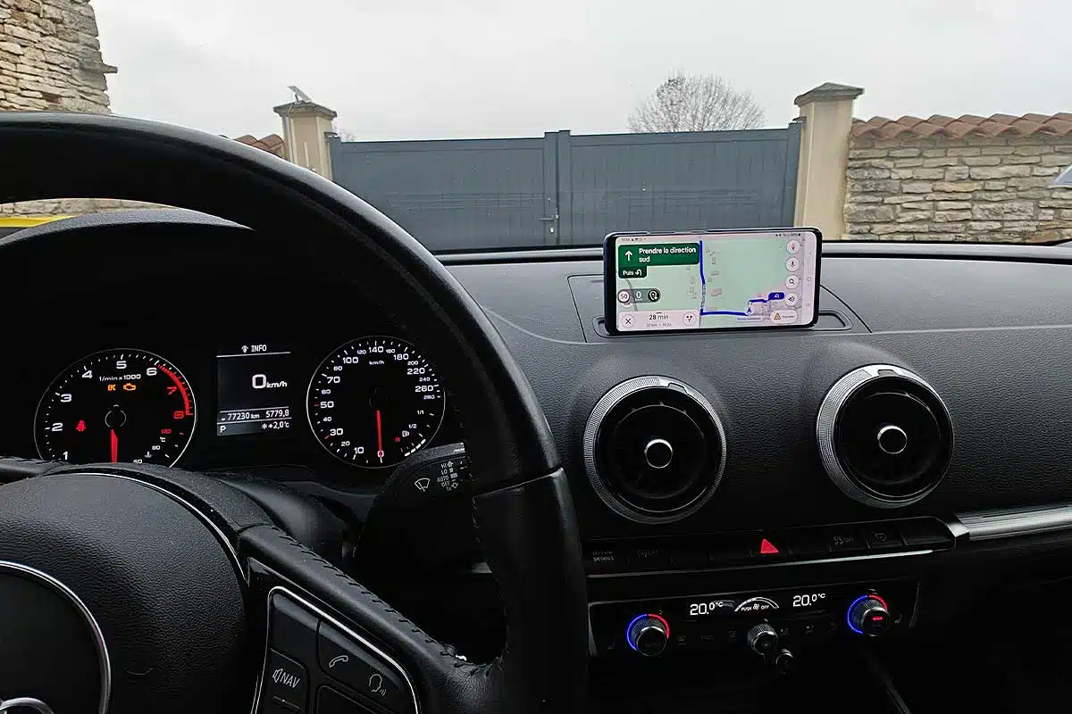 Une voiture avec un téléphone servant de GPS.