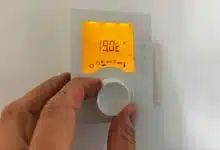 Réglage de la température sur le thermostat.