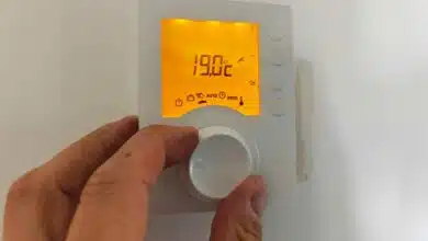 Réglage de la température sur le thermostat.