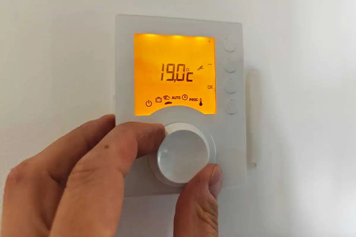 Réglage de la température sur le thermostat.