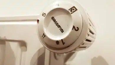 Un thermostat de radiateur avec le symbole d'un flocon.