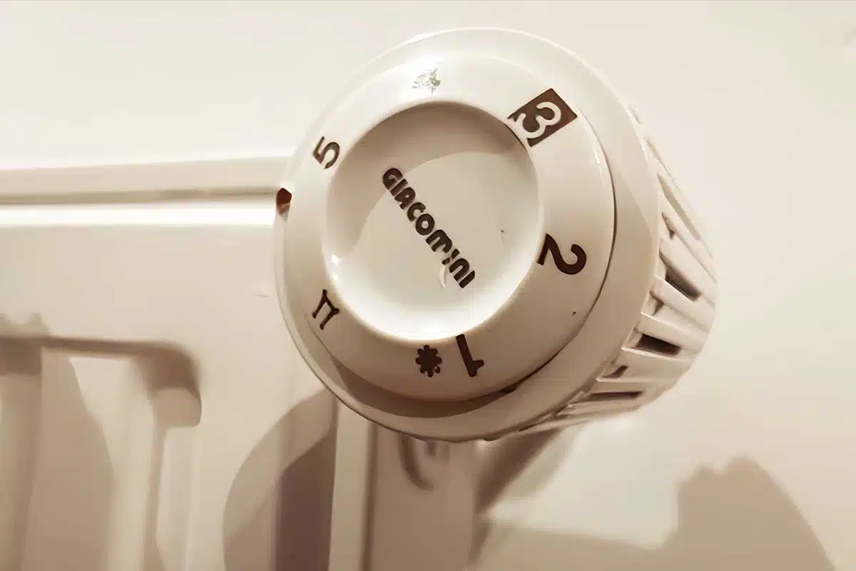 Un thermostat de radiateur avec le symbole d'un flocon.