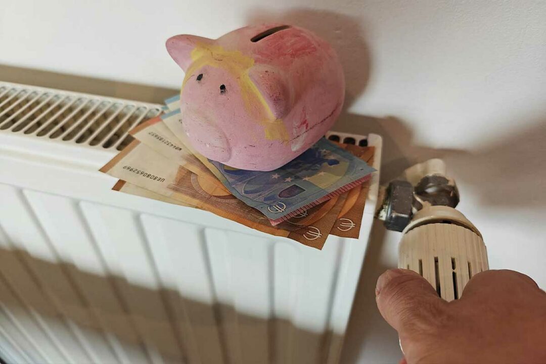 Une tirelire et des billets sur un radiateur.