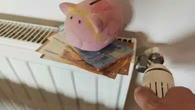 Une tirelire et des billets sur un radiateur.