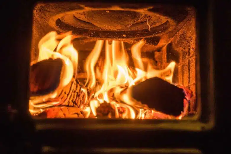 Un feu de bois dans un insert.