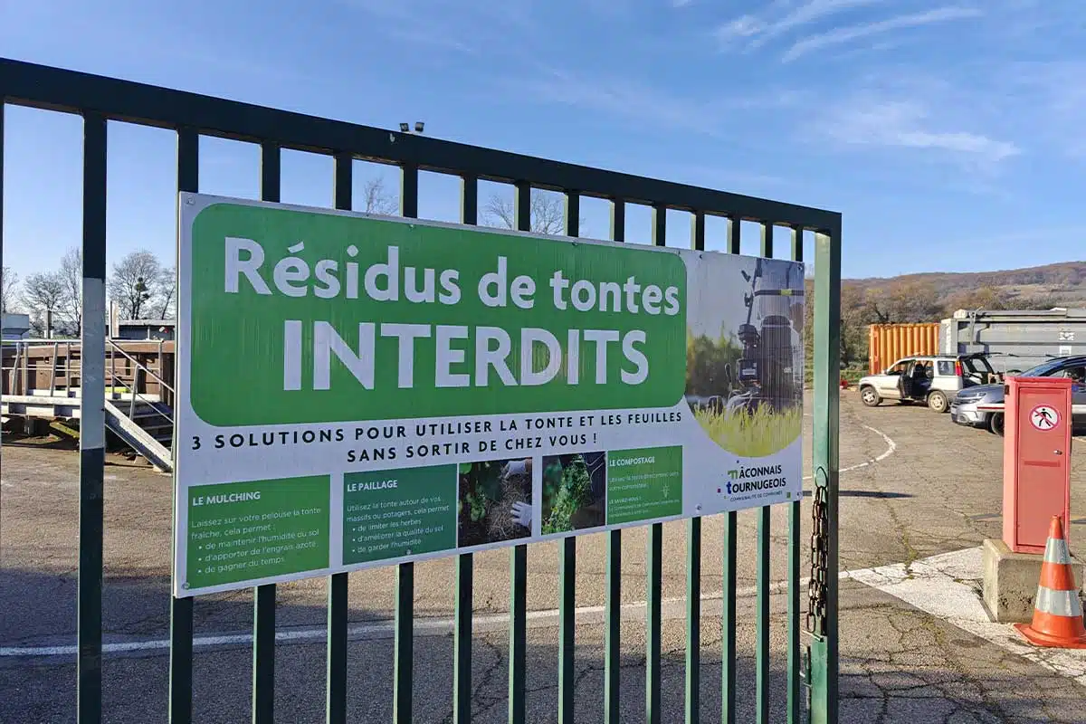 L'entrée d'une déchèterie qui refuse les déchets de tonte.