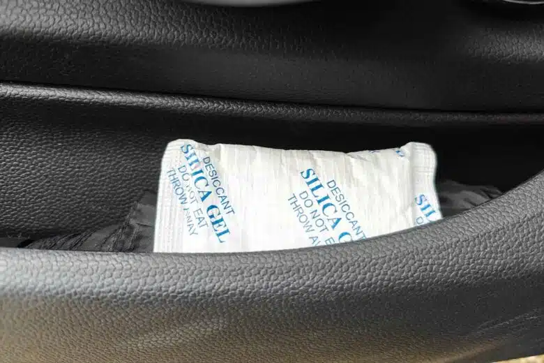 Un sachet de silice dans le vide-poche de la voiture.