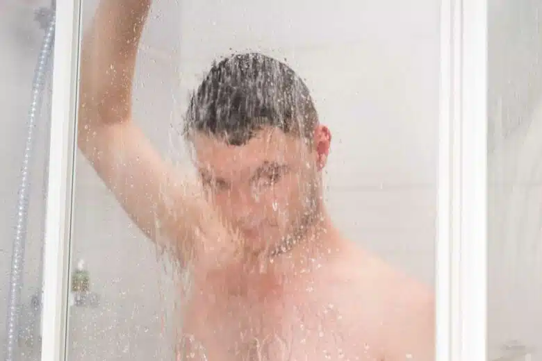 Un homme prend une douche.