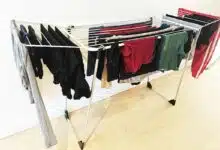 Du linge qui sèche sur un étendoir en intérieur.