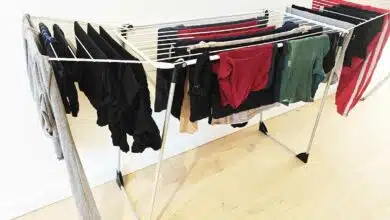 Du linge qui sèche sur un étendoir en intérieur.