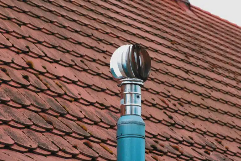 Une turbine d'extraction sur un conduit de cheminée.