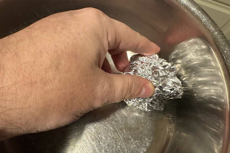 Une boule d'aluminium pour récurer le fond d'une casserole.