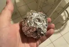 Une boule d'aluminium dans la main.