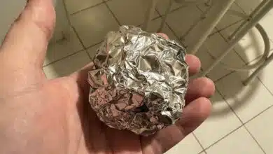 Une boule d'aluminium dans la main.